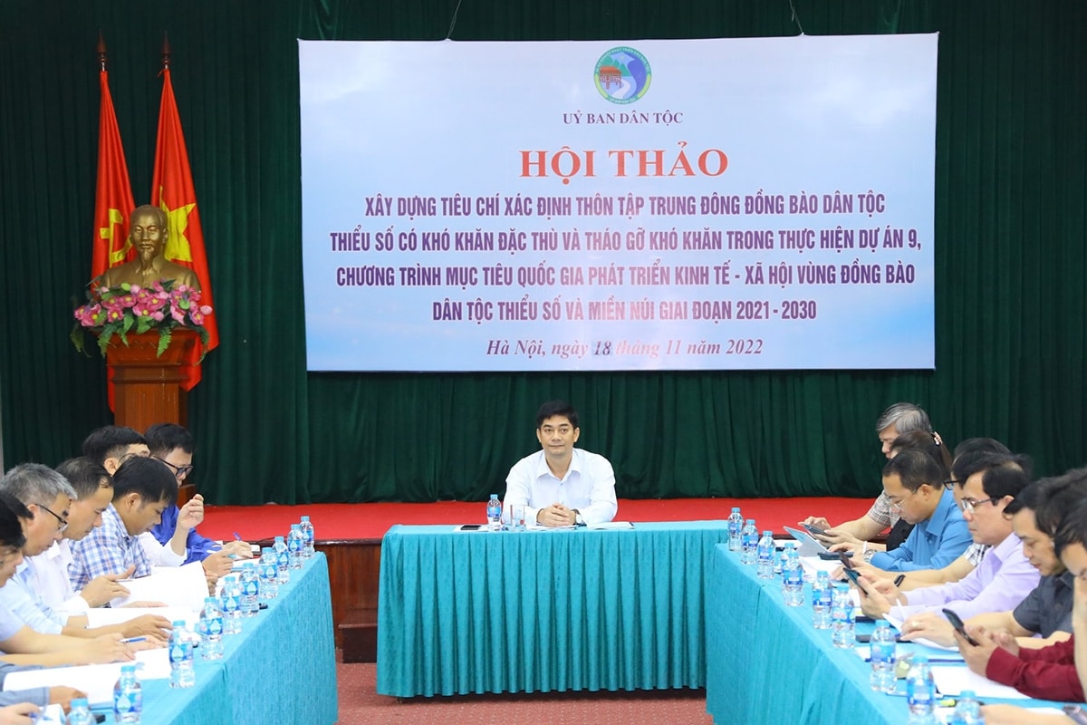 Thứ trưởng, Phó Chủ nhiệm Y Vinh Tơr chủ trì Hội thảo