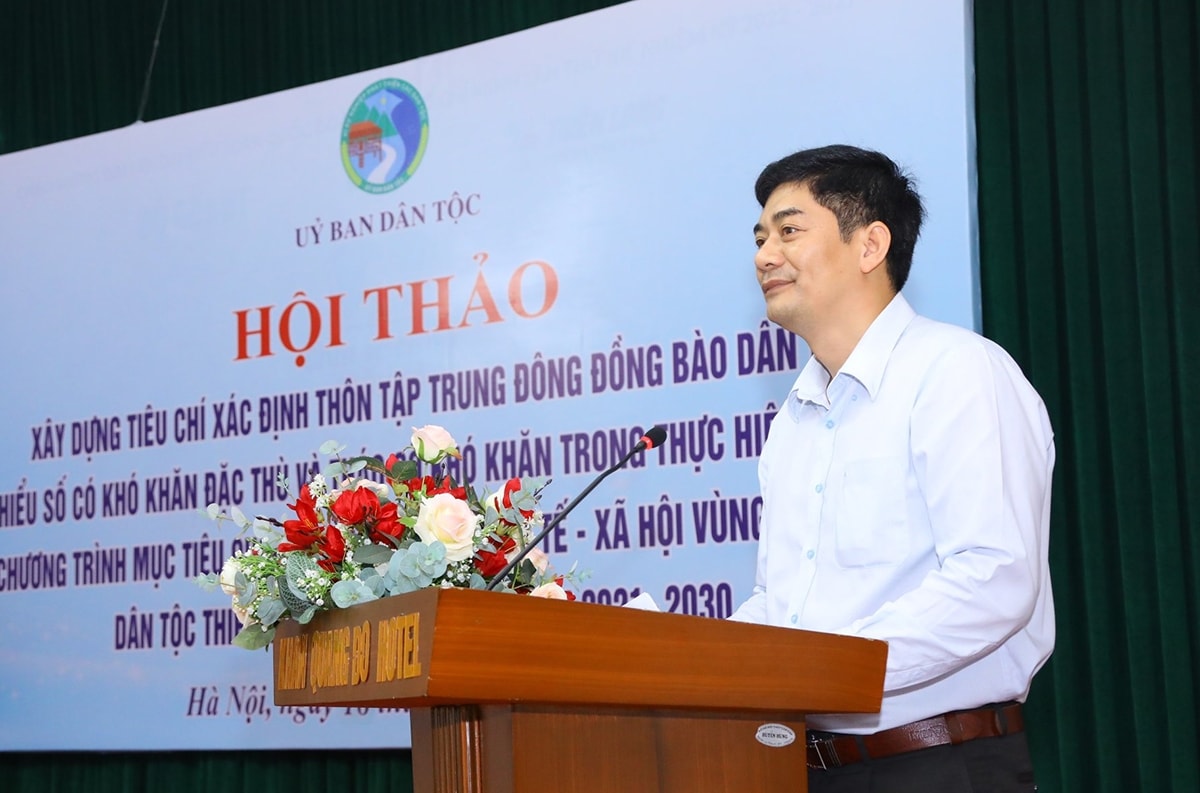 Thứ trưởng, Phó Chủ nhiệm Y Vinh Tơr phát biểu tại Hội thảo
