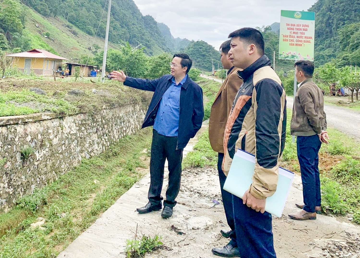 Ông Đinh Trung Dũng, Trưởng Ban Dân tộc tỉnh Sơn La kiểm tra việc thực hiện chính sách dân tộc tại bản Pa Cốp, xã Vân Hồ, huyện Vân Hồ. (Ảnh: bandantocsonla.gov.vn)