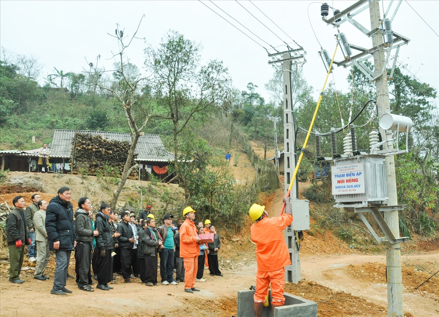 Kết cấu hạ tầng được đồng tư đồng bộ đã tạo điều kiện thuận lợi cho các hoạt động KT – XH phát triển, từ đó nâng cao thu nhập bình quan và kéo giảm tỷ lệ hộ nghèo của tỉnh Sơn La. (Trong ảnh: Kéo điện cho bản Núi Hồng, xã Huy Thượng, huyện Phù Yên)
