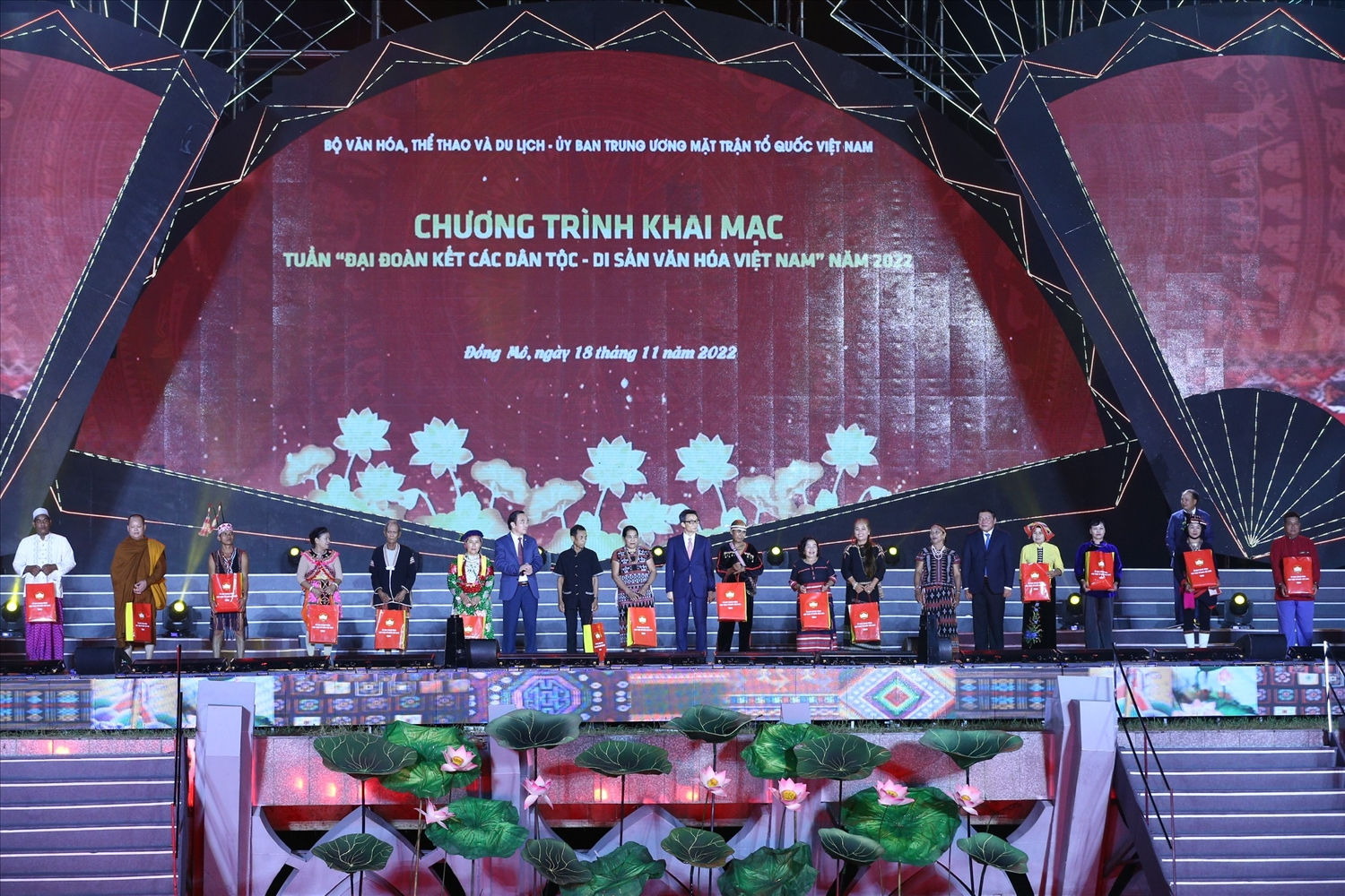 Phó Thủ tướng Chính phủ Vũ Đức Đam, Bộ trưởng Bộ VHTT&DL Nguyễn Văn Hùng và Phó Chủ tịch Ủy ban Trung ương MTTQ Việt Nam Ngô Sách Thực trao quà cho đồng bào DTTS tham dự Tuần Đại đoàn kết các dân tộc - Di sản văn hóa Việt Nam 2022 Phó Thủ tướng Chính phủ Vũ Đức Đam, Bộ trưởng Bộ VHTT&DL Nguyễn Văn Hùng và Phó Chủ tịch Ủy ban Trung ương MTTQ Việt Nam Ngô Sách Thực trao quà cho đồng bào DTTS tham dự Tuần Đại đoàn kết các dân tộc - Di sản văn hóa Việt Nam 2022