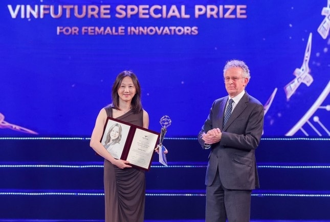 GS Bao và GS Friend tại Lễ trao giải VinFuture mùa 1 GS Bao và GS Friend tại Lễ trao giải VinFuture mùa 1