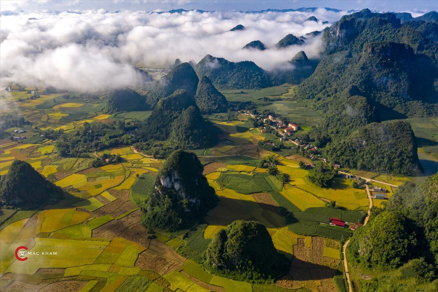 Non nước, bản làng huyện Trùng Khánh (Cao Bằng nhìn từ trên cao) - Ảnh Mac Kham