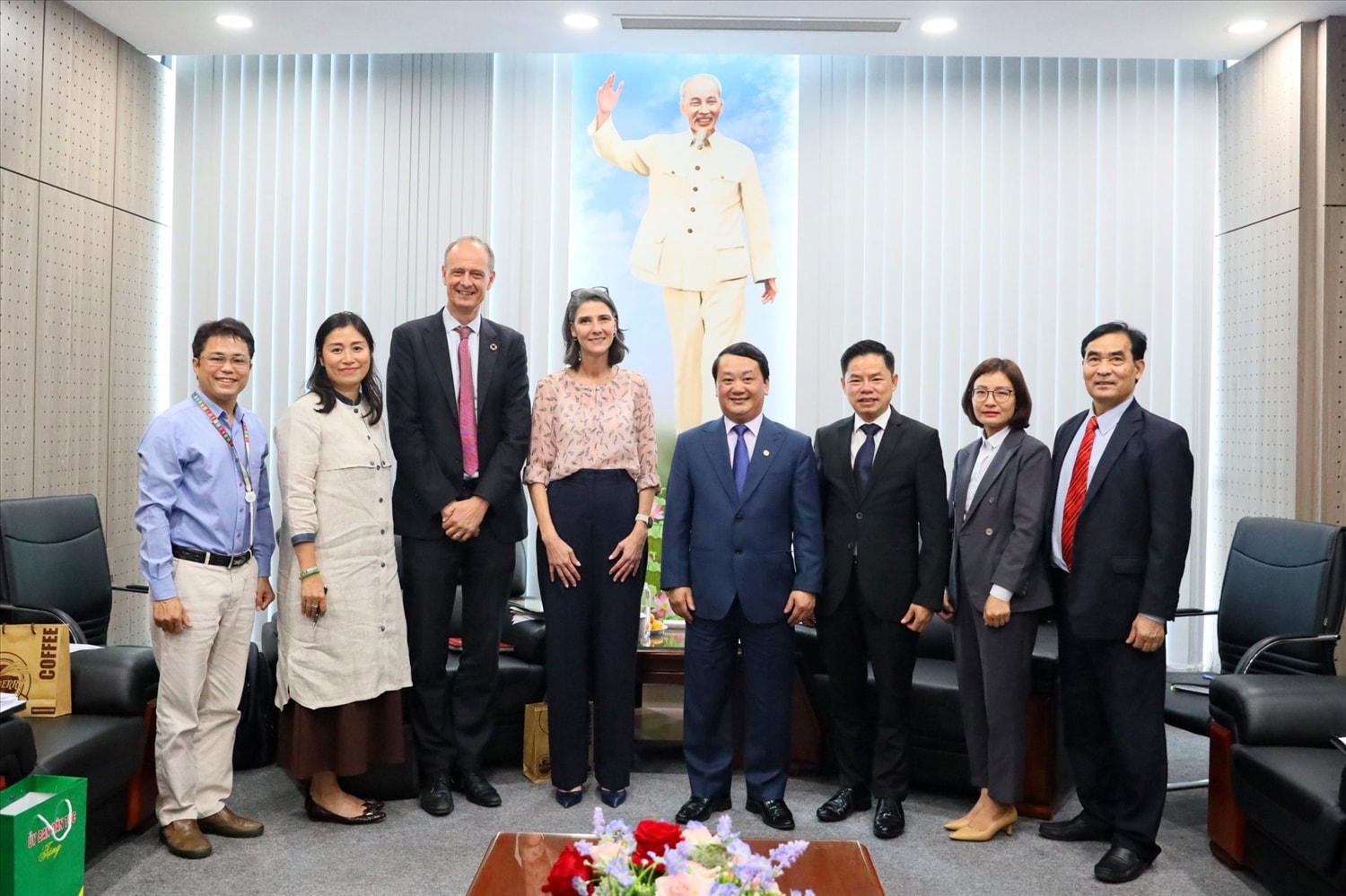 Bộ trưởng, Chủ nhiệm UBDT Hầu A Lềnh; bà Ramla Khalidi - Trưởng Đại diện thường trú UNDP tại Việt Nam và các đại biểu chụp ảnh lưu niệm 
