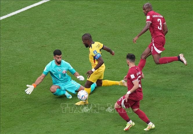 Pha đi bóng của tiền đạo Ecuador Enner Valencia (thứ 2, trái) trước các cầu thủ Qatar trong trận đấu tại bảng A World Cup 2022 trên Sân vận động Al-Bayt ở Al Khor, Qatar, ngày 20/11/2022. Ảnh: THX/TTXVN