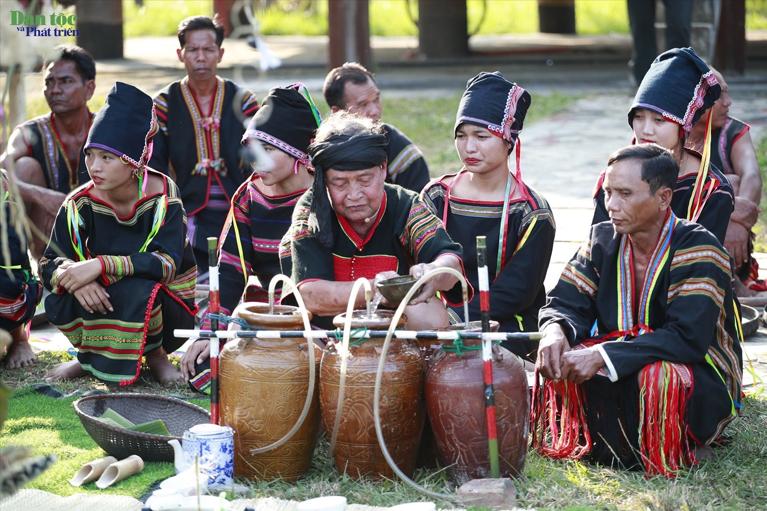 Thầy cúng - Nghệ nhân ưu tú tín ngưỡng dân gian Rơ ô Bhung làm chủ nghi lễ mừng lúa mới 