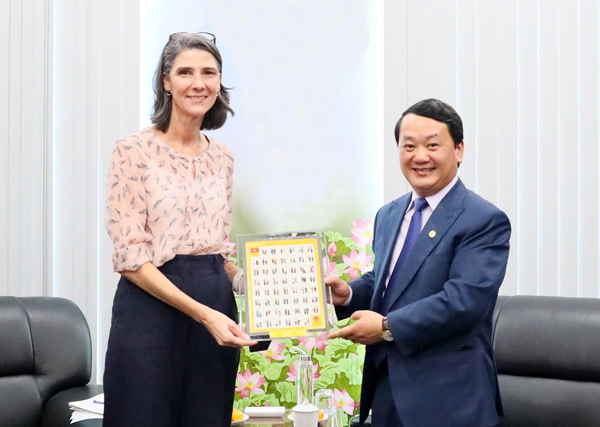 Bộ trưởng, Chủ nhiệm UBDT Hầu A Lềnh tặng quà bà Ramla Khalidi - Trưởng Đại diện thường trú UNDP tại Việt Nam