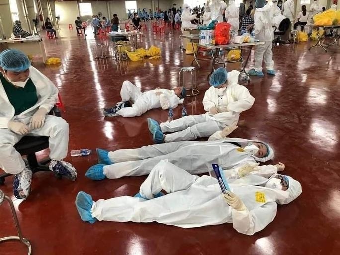 Nhiều nhân viên y tế kiệt sức sau buổi lấy mẫu xét nghiệm cho người dân, chỗ nào cũng có thể thành giường để ngả lưng. Nhiều nhân viên y tế kiệt sức sau buổi lấy mẫu xét nghiệm cho người dân, chỗ nào cũng có thể thành giường để ngả lưng.