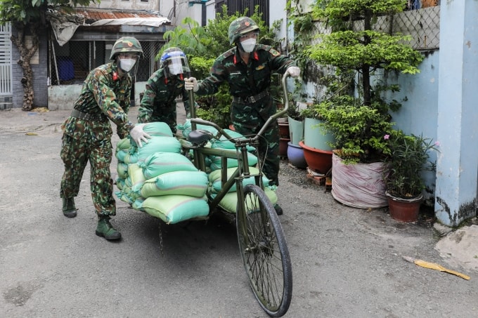 Tình quân dân bền chặt với những hình ảnh không thể nào quên trong những ngày “chống dịch như chống giặc”. Tình quân dân bền chặt với những hình ảnh không thể nào quên trong những ngày “chống dịch như chống giặc”.