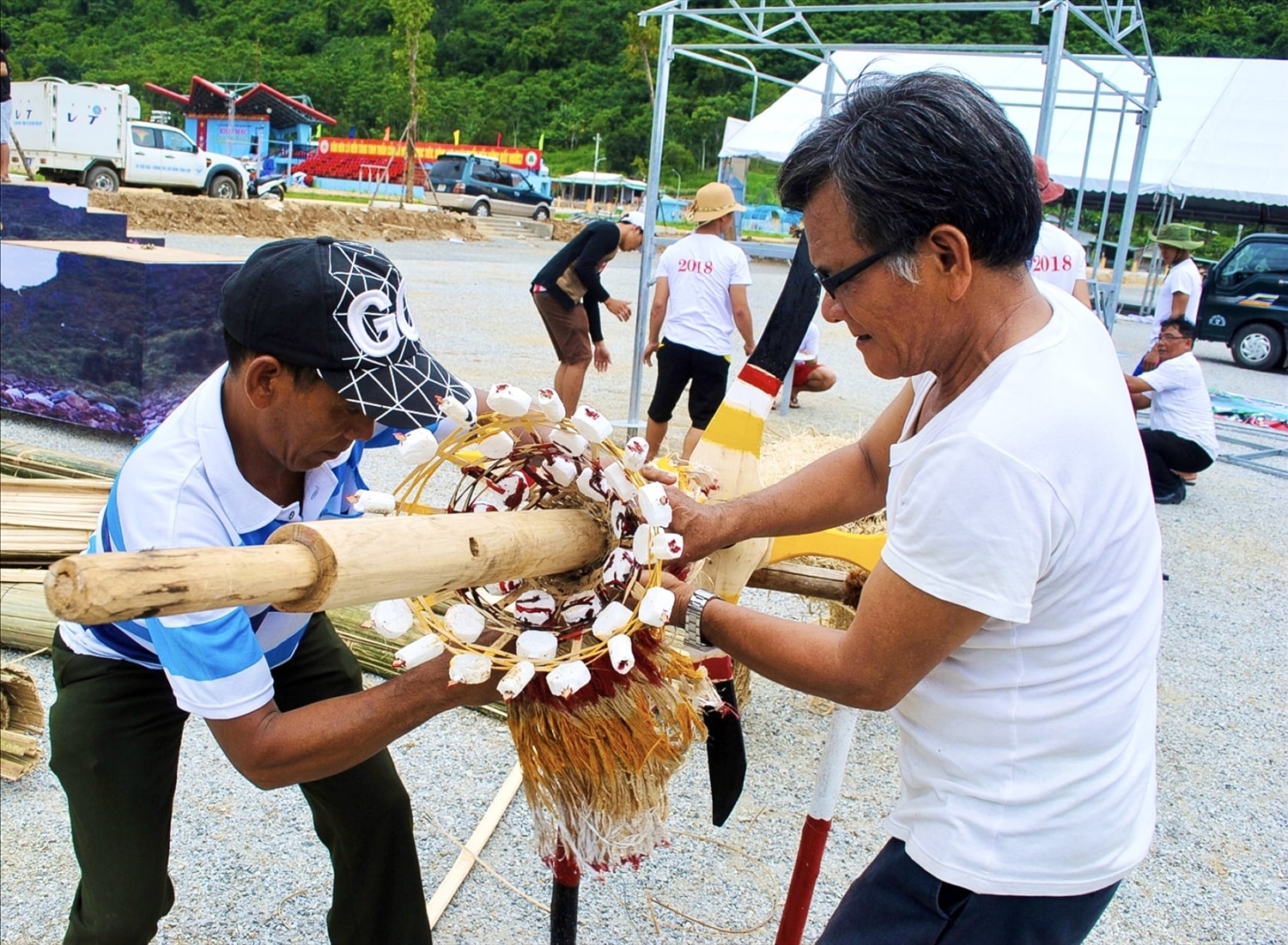 Già làng Hồ Văn Ly (bên phải) cùng dân làng Công Ta Năng trang trí cho cây nêu Già làng Hồ Văn Ly (bên phải) cùng dân làng Công Ta Năng trang trí cho cây nêu
