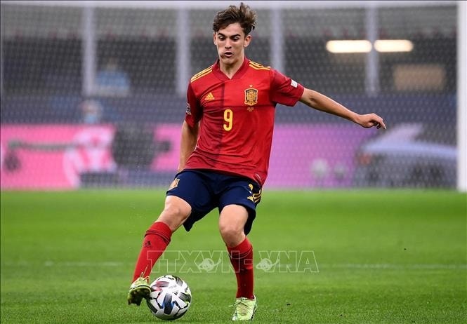 Ở tuổi 18, Pablo Gavi (ảnh) của Tây Ban Nha đã được vinh danh là cầu thủ trẻ xuất sắc nhất thế giới khi đoạt Cúp Kopa và giải thưởng Cậu bé vàng. Với 61 lần ra sân cho Barcelona và 12 lần cho tuyển quốc gia, Gavi đã để lại ấn tượng mạnh mẽ ở đấu trường cao nhất. Ảnh: AFP/TTXVN Ở tuổi 18, Pablo Gavi (ảnh) của Tây Ban Nha đã được vinh danh là cầu thủ trẻ xuất sắc nhất thế giới khi đoạt Cúp Kopa và giải thưởng Cậu bé vàng. Với 61 lần ra sân cho Barcelona và 12 lần cho tuyển quốc gia, Gavi đã để lại ấn tượng mạnh mẽ ở đấu trường cao nhất. Ảnh: AFP/TTXVN