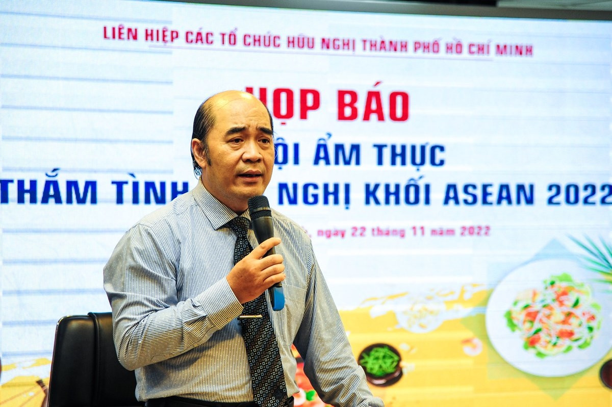 Ông Hồ Xuân Lâm, Phó Chủ tịch Liên hiệp các tổ chức hữu nghị TP Hồ Chí Minh cung cấp thông tin về Lễ hội ẩm thực 'Thắm tình hữu nghị khối Asean 2022