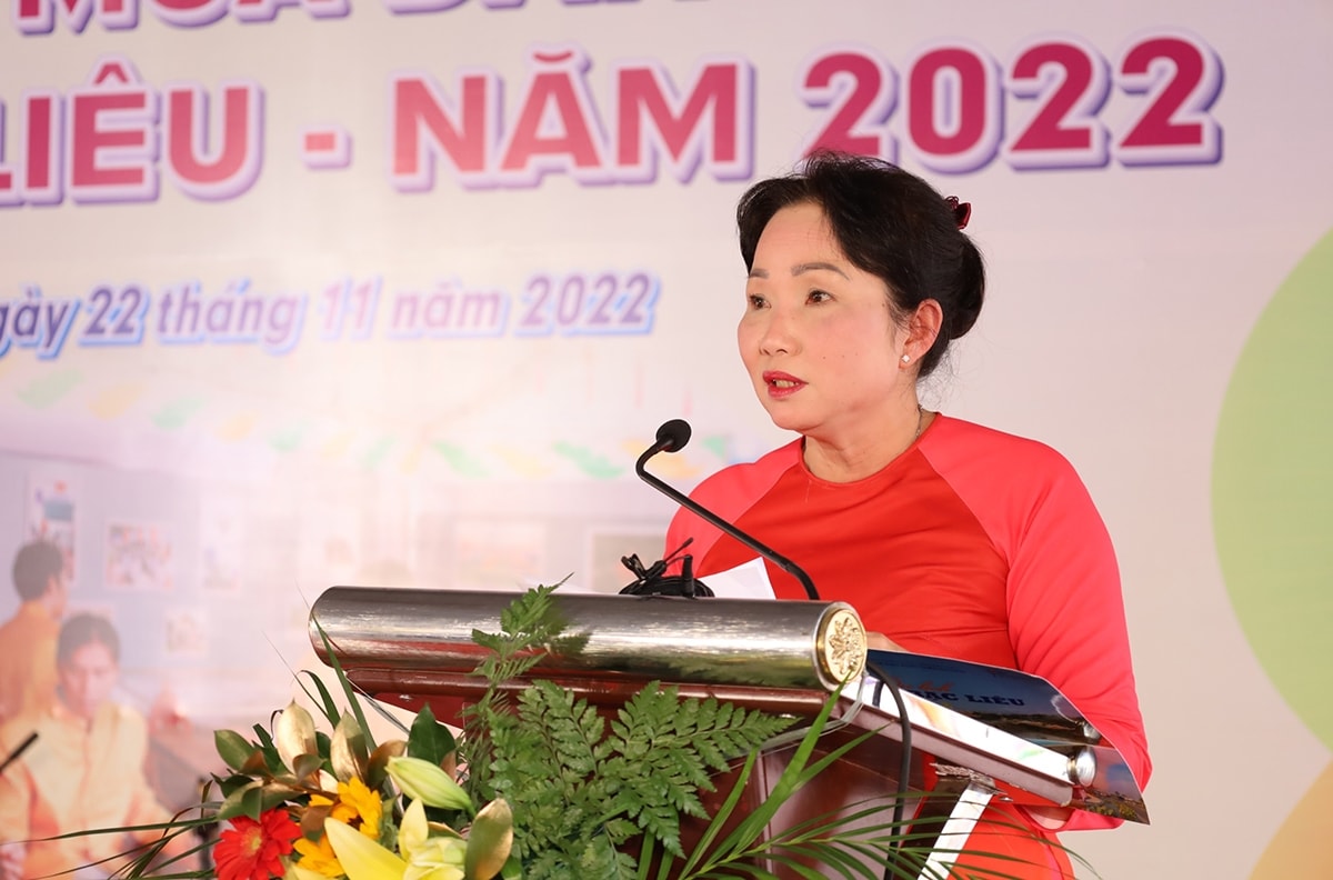 Bà Trần Thị Lan Phương - Giám đốc Sở Văn hóa Thông tin Thể thao Du lịch tỉnh Bạc Liêu phát biểu khai mạc Liên hoan Bà Trần Thị Lan Phương - Giám đốc Sở Văn hóa Thông tin Thể thao Du lịch tỉnh Bạc Liêu phát biểu khai mạc Liên hoan
