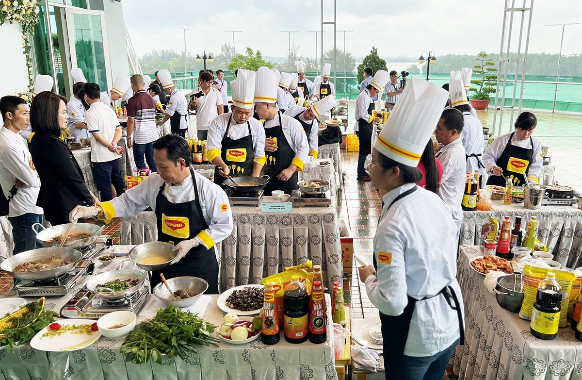 Các đầu bếp tất bật chuẩn bị món ăn
