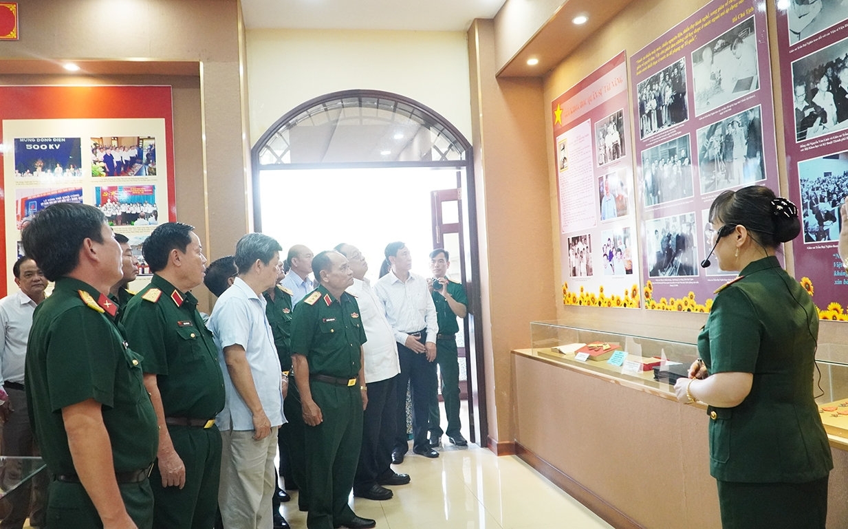 Các đại biểu cùng tham quan Triển lãm 