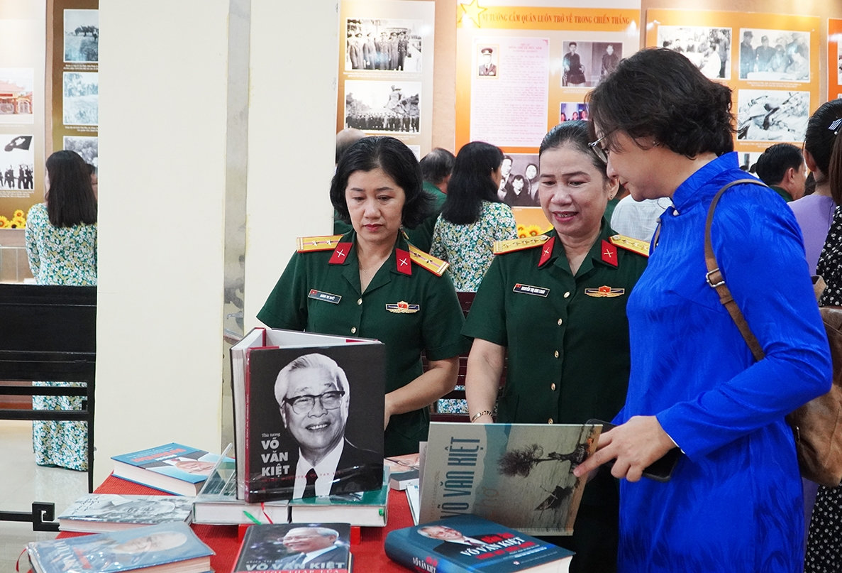 Triển lãm là dịp để cán bộ chiến sĩ và học sinh tìm hiểu về cuộc đời và sự của cố Thủ tướng Võ Văn Kiệt