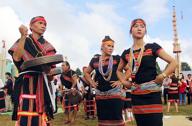 Đồng bào Bh’noong vui múa trong ngày hội mừng lúa mới. (Ảnh: Alăng Ngước) Đồng bào Bh’noong vui múa trong ngày hội mừng lúa mới. (Ảnh: Alăng Ngước)