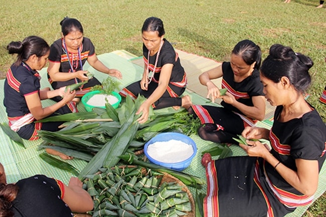 Những cặp bánh sừng trâu, bánh ốc được gói bằng gạo rẫy để đón khách trong ngày hội. (Ảnh: Alăng Ngước) Những cặp bánh sừng trâu, bánh ốc được gói bằng gạo rẫy để đón khách trong ngày hội. (Ảnh: Alăng Ngước)