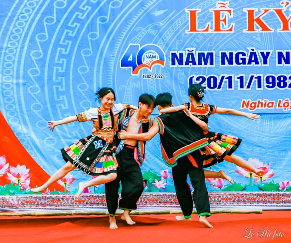 Học sinh Trường Học sinh Trường Phổ thông Dân tộc nội trú - THPT Miền Tây biểu diễn văn nghệ