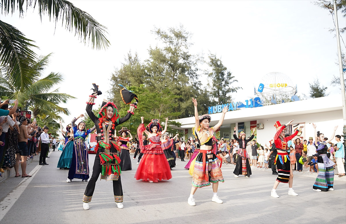 Lễ hội Carnival đường phố thu hút đông đảo du khách đến với Sầm Sơn Lễ hội Carnival đường phố thu hút đông đảo du khách đến với Sầm Sơn
