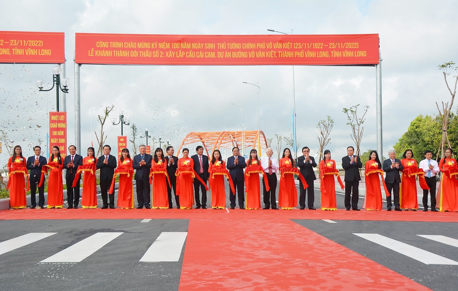 Thủ tướng Chính phủ Phạm Minh Chính, Thường trực Ban Bí thư Võ Văn Thưởng và các đồng chí lãnh đạo, nguyên lãnh đạo Đảng cắt băng khánh thành cầu Cái Cam 2 Thủ tướng Chính phủ Phạm Minh Chính, Thường trực Ban Bí thư Võ Văn Thưởng và các đồng chí lãnh đạo, nguyên lãnh đạo Đảng cắt băng khánh thành cầu Cái Cam 2