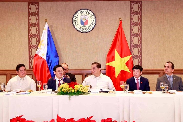 Chủ tịch Quốc hội Vương Đình Huệ hội đàm với Chủ tịch Hạ viện Philippines Martin Romualdez.  Ảnh: QH 