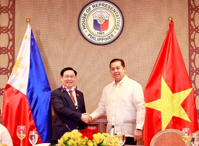 Chủ tịch Quốc hội Vương Đình Huệ hội đàm với Chủ tịch Hạ viện Philippines Martin Romualdez.  Ảnh: QH