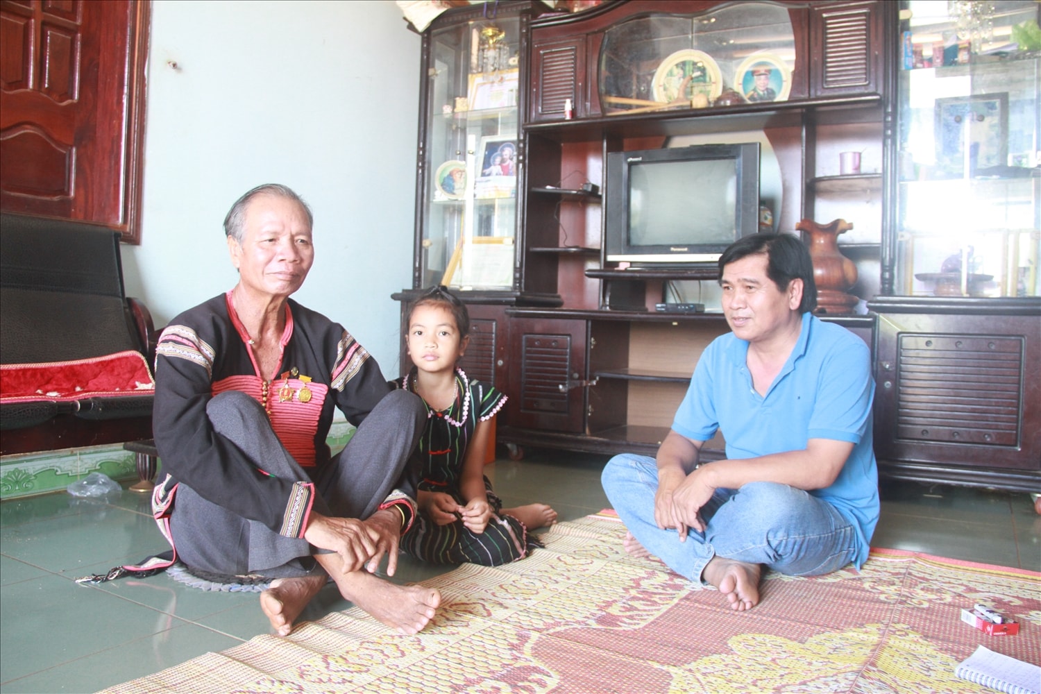 Nghệ nhân Y Wang hát kể sử thi cho con cháu nghe Nghệ nhân Y Wang hát kể sử thi cho con cháu nghe
