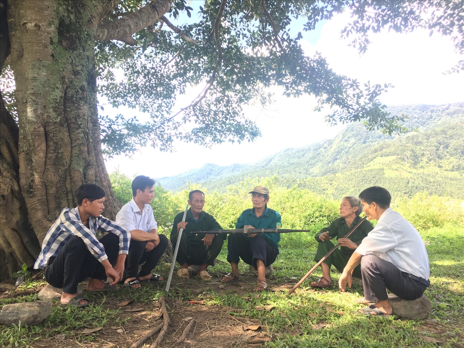 Các cựu chiến binh làng Xốp Dùi ôn lại truyền thống đánh giặc của cha ông cho thế hệ trẻ. Các cựu chiến binh làng Xốp Dùi ôn lại truyền thống đánh giặc của cha ông cho thế hệ trẻ.