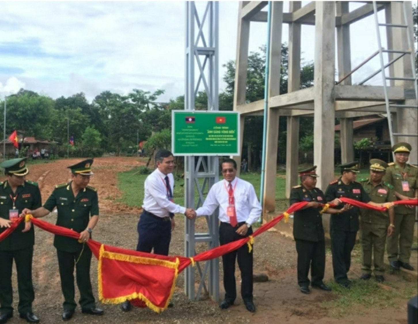 Lễ khánh thành công trình ánh sáng vùng biên được BĐBP Quảng Bình triển khai tại bản Na Chắt, cụm bản Thôồng Khám, huyện Bualapha, tỉnh Khăm Muộn (Lào) - ảnh CTV