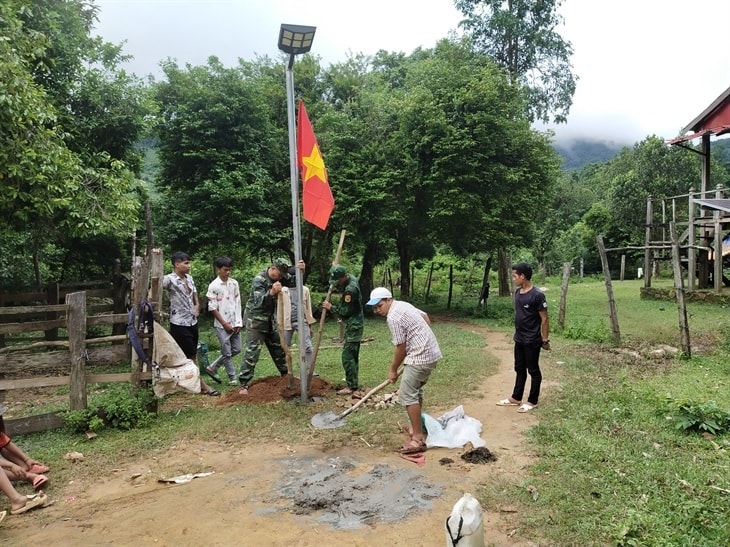 Cán bộ, chiến sĩ Đồn Biên phòng Làng Mô và đoàn viên, thanh niên thuộc Đoàn Thanh niên xã Trường Sơn xây dựng công trình “Ánh sáng vùng biên” tại bản Dốc Mây - ảnh CTV