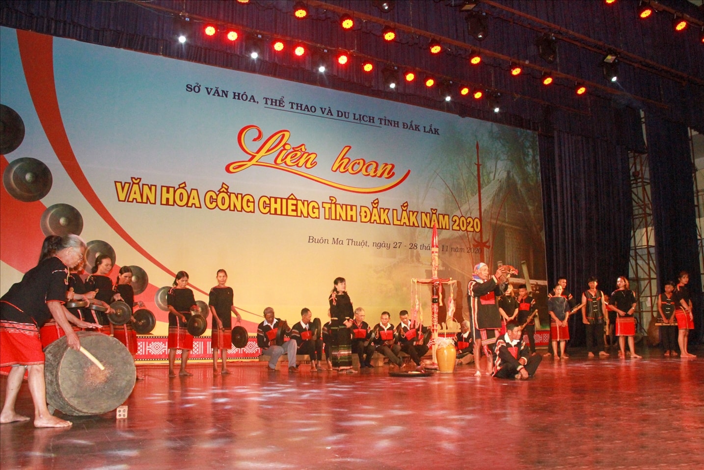 Nghi lễ, lễ hội của người Ê đê tạo không gian diễn xướng cho sử thi Nghi lễ, lễ hội của người Ê đê tạo không gian diễn xướng cho sử thi