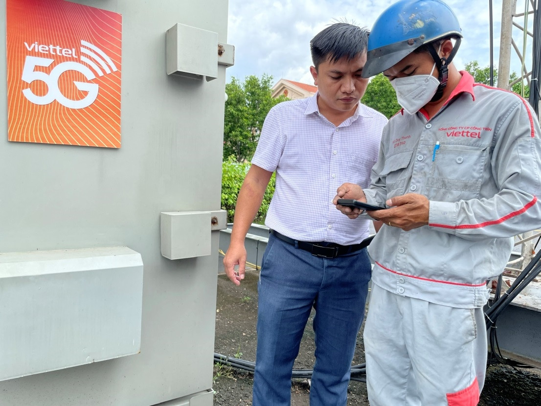 Viettel Bình Phước lắp đặt, đưa vào sử dụng dịch vụ mạng 5G đặt tại UBND tỉnh, giúp kết nối dữ liệu tốc độ cao gấp 50 lần mạng 4G hiện tại