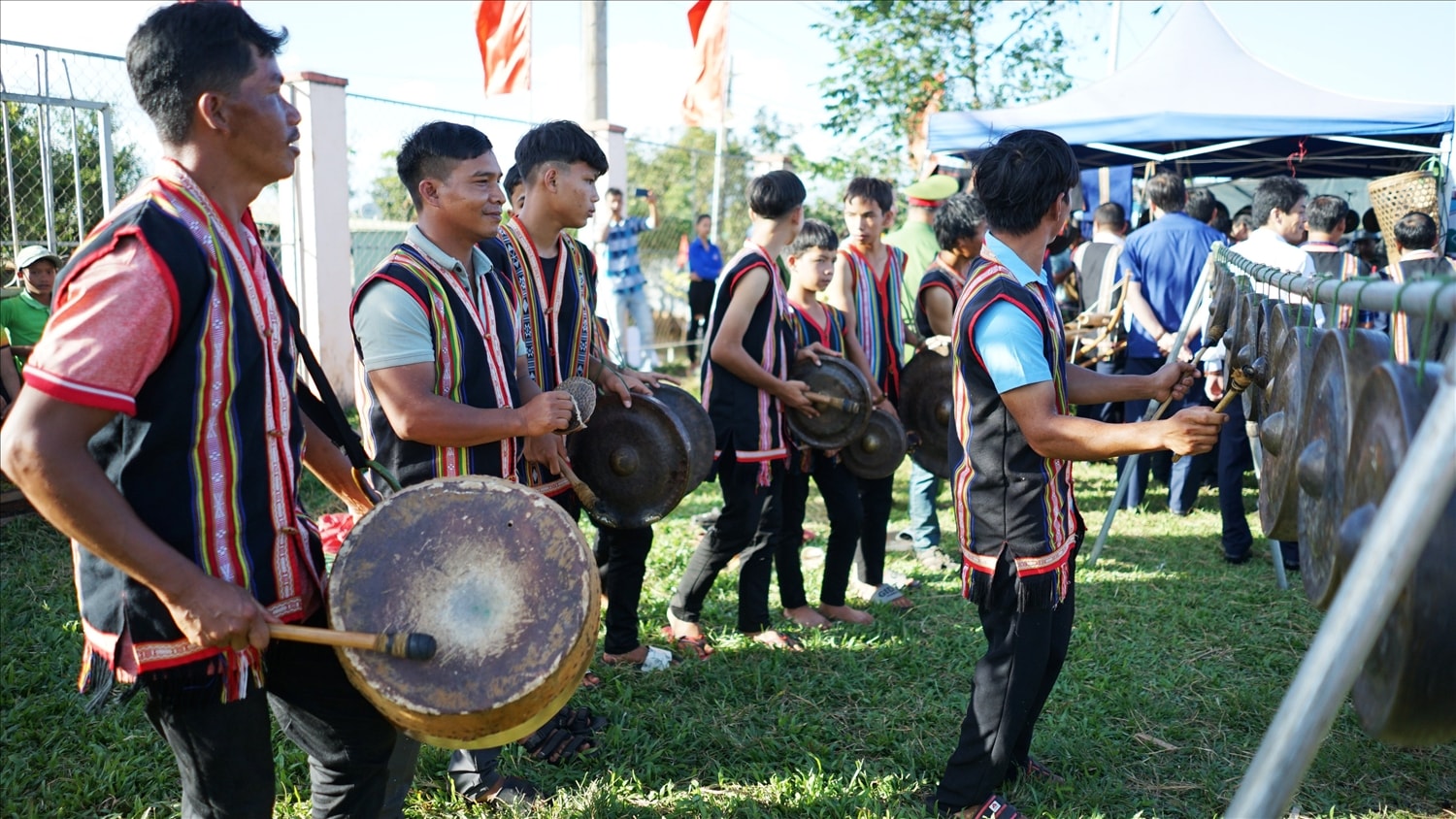 Thanh niên làng Wâu (xã Chư Á, Tp. Pleiku) đánh cồng chiêng đón khách 