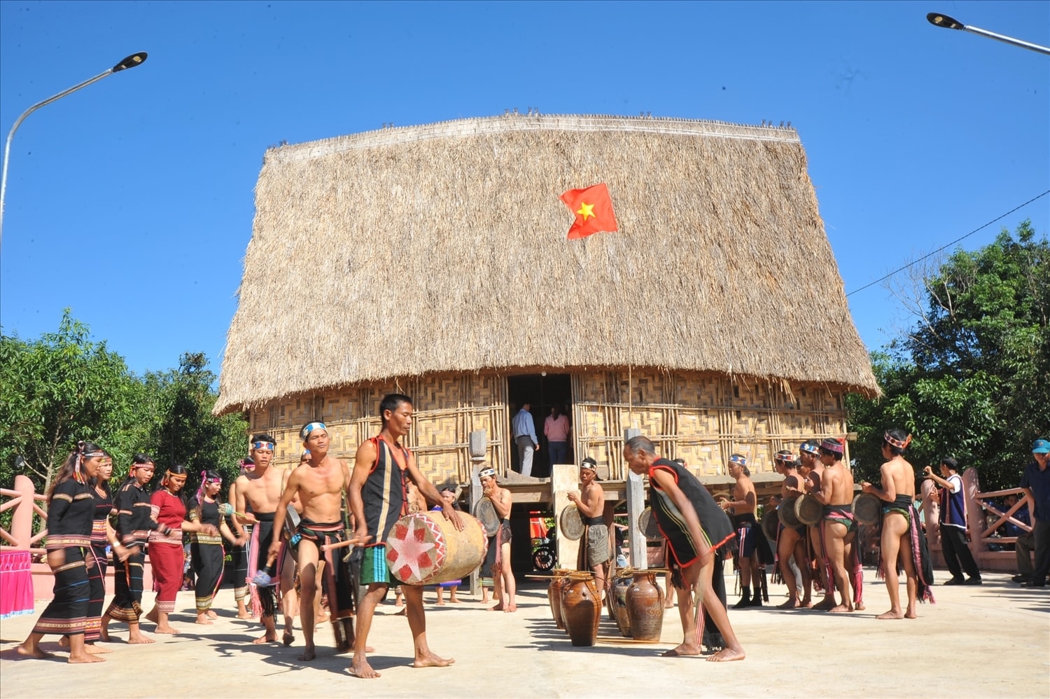 Không gian văn hoá cồng chiêng Tây Nguyên đã được UNESCO công nhận là di sản văn hoá truyền khẩu và phi vật thể của nhân loại 