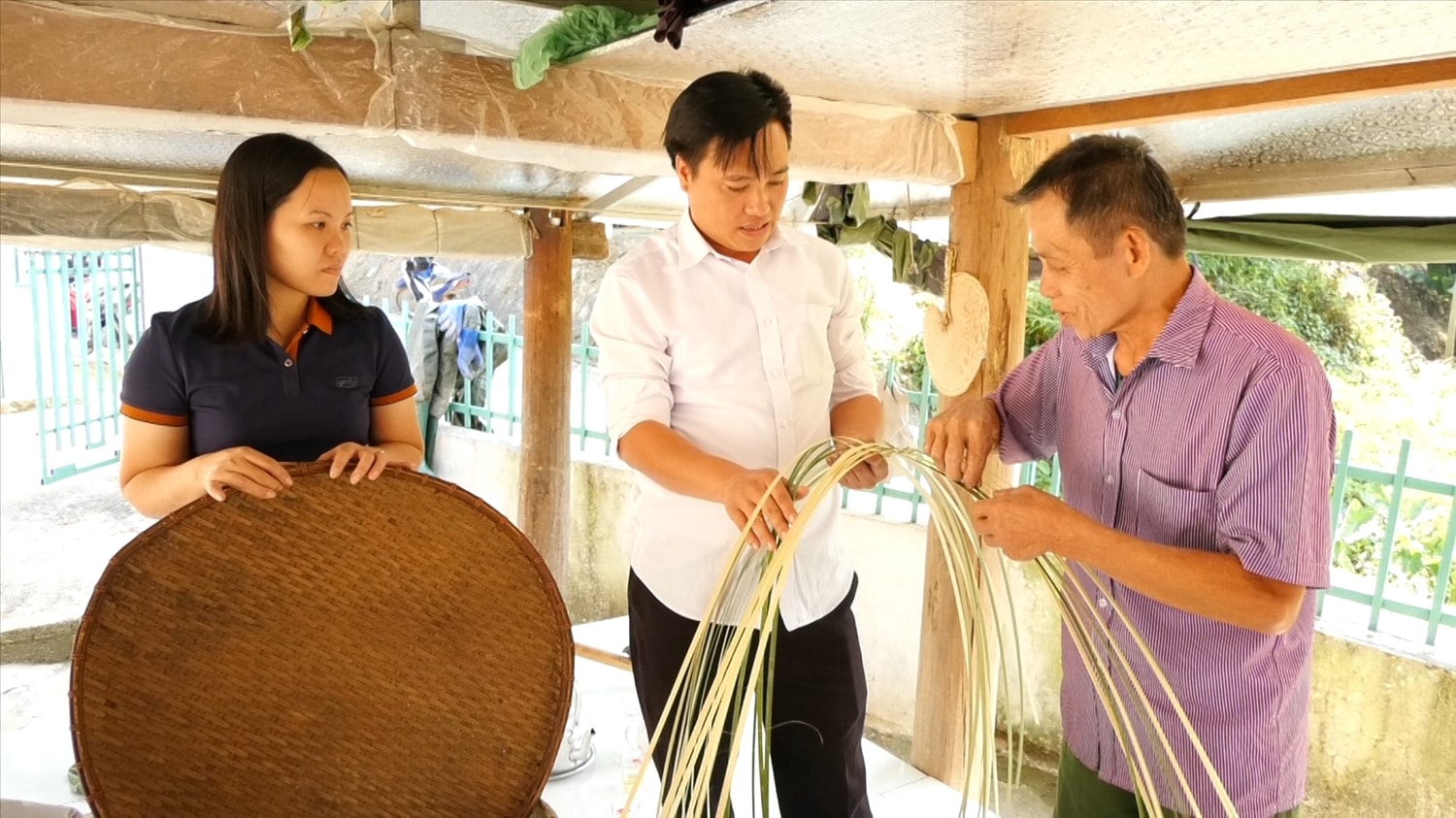 Lãnh đạo xã Yên Khương gặp gỡ trao đổi về gìn giữ nghề truyền thống