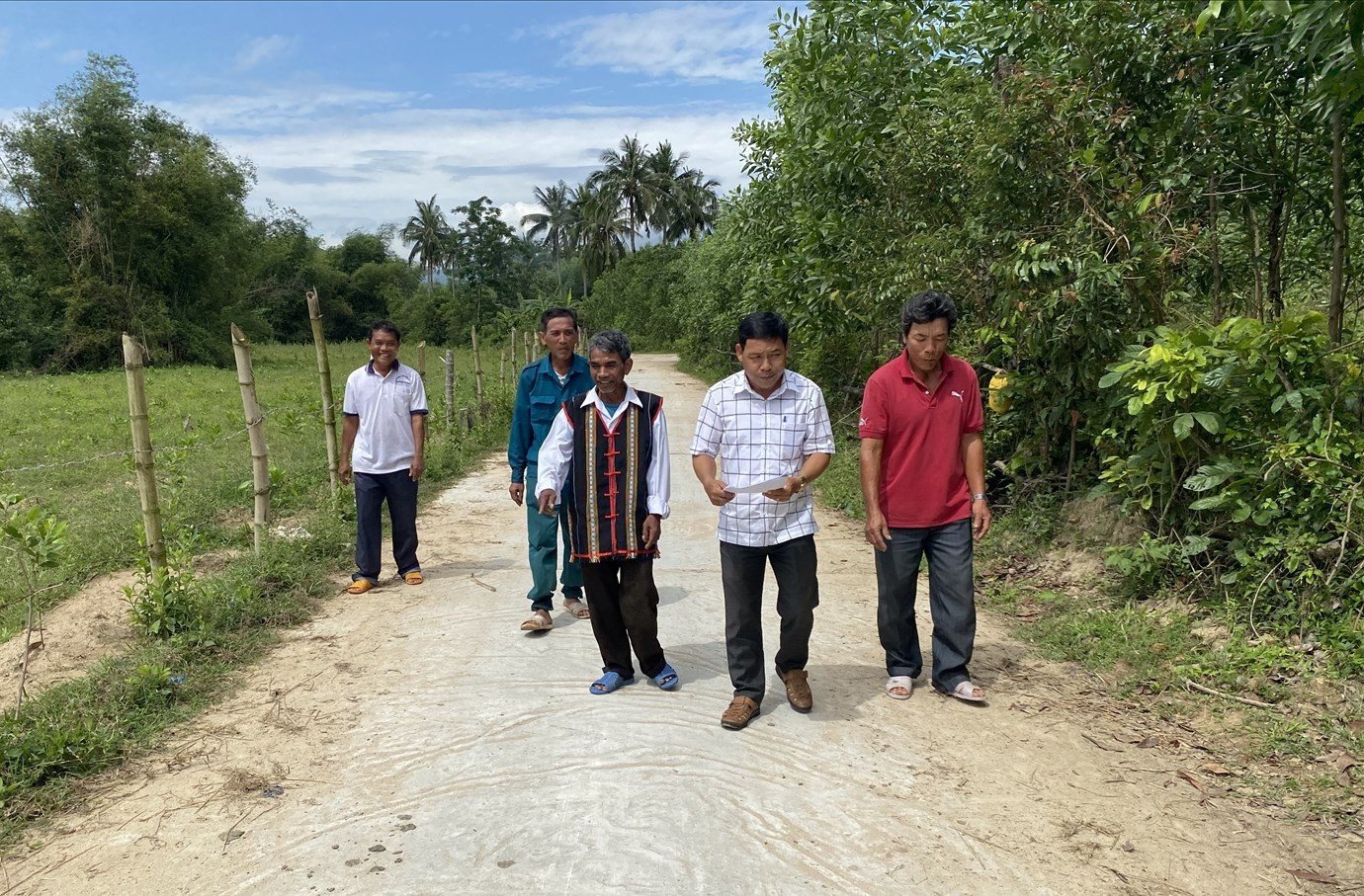  Ông KSo Chờ Ké, vận động người dân Suối Mây hiến đất làm đường bê tông sạch đẹp