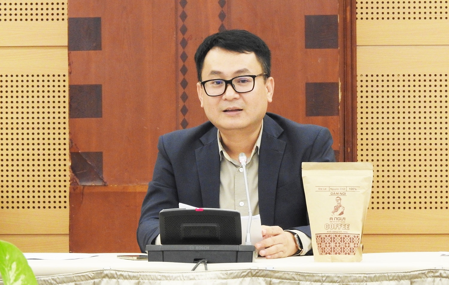 Chánh Văn phòng điều phối Chương trình MTQG DTTS và miền núi Hà Việt Quân phát biểu tại Phiên làm việc