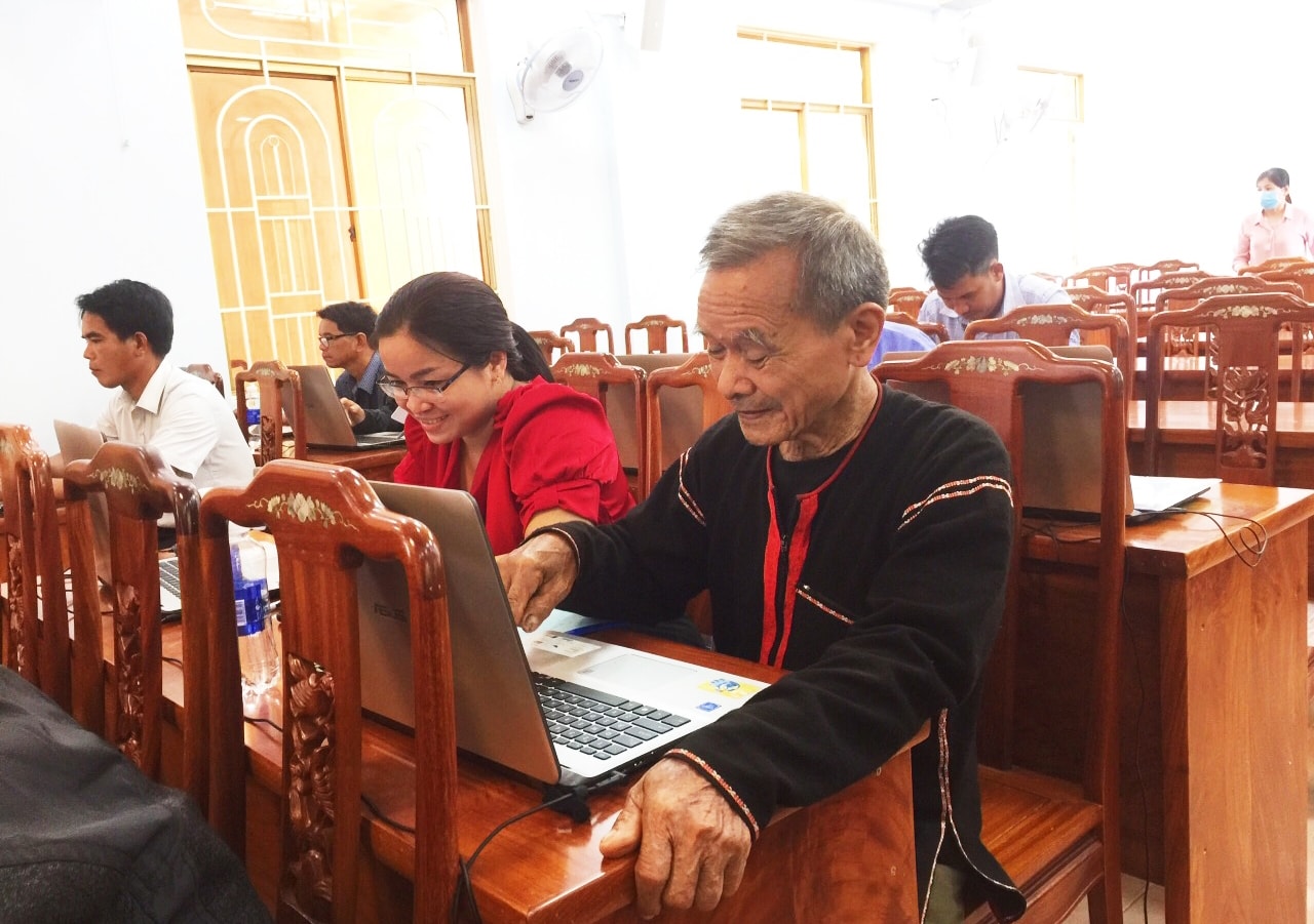 Người có uy tín trong vùng DTTS khai thác thông tin trên Internet để phục vụ hoạt động sản xuất, góp phần phát triển kinh tế - xã hội, giữ vững an ninh trật tự vùng DTTS