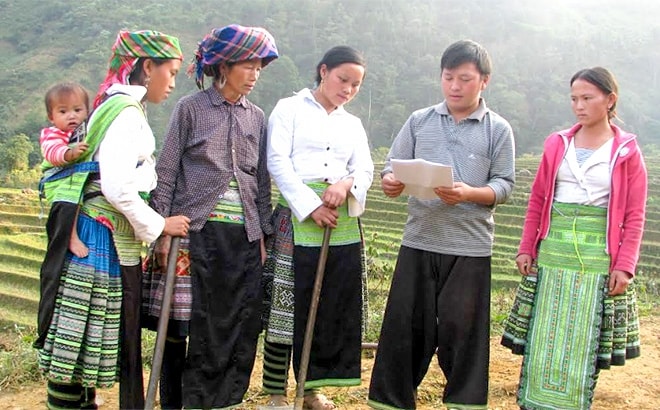 Người dân huyện Mai Châu tiếp cận pháp luật về TGPL thông qua tờ gấp được Trung tâm TGPL Nhà nước tỉnh Sơn La cấp phát. Nhu cầu cần được PBGDPL và TGPL của người dân trên địa bàn tỉnh Sơn la hiện rất lớn. (Ảnh minh họa)