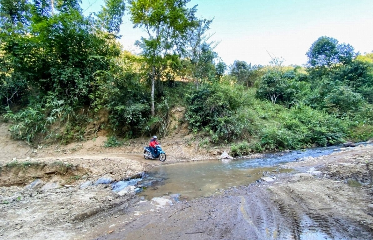 Điều kiện kinh tế - xã hội còn khó khăn, giao thông đi lại cách trở là khiến người dân ở vùng sâu, vùng xa dễ bị lợi dụng, lôi kéo thực hiện hành vi vi phạm pháp luật. (Trong ảnh: đường vào xã Mường Cai, huyện Sông Mã, tỉnh Sơn La) Điều kiện kinh tế - xã hội còn khó khăn, giao thông đi lại cách trở là khiến người dân ở vùng sâu, vùng xa dễ bị lợi dụng, lôi kéo thực hiện hành vi vi phạm pháp luật. (Trong ảnh: đường vào xã Mường Cai, huyện Sông Mã, tỉnh Sơn La)