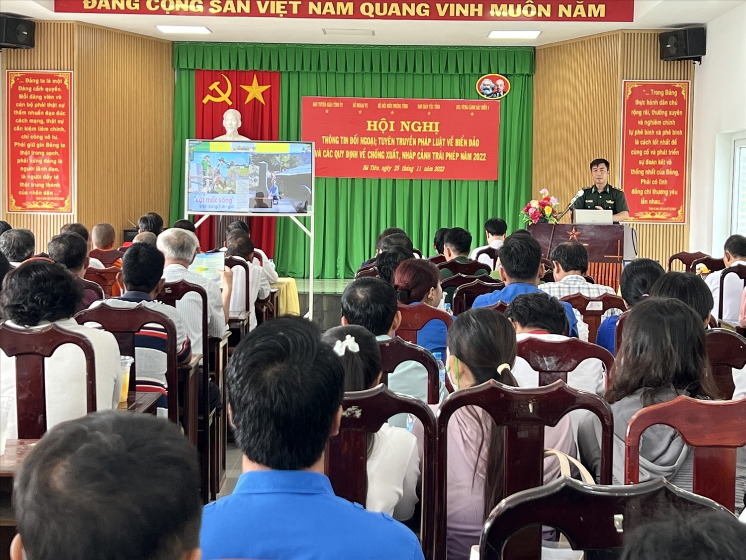 	Thiếu tá Trần Mạnh Trình, Phó Đồn trưởng Đồn biên phòng Cửa khẩu quốc tế Hà Tiên tuyên truyền Luật Biên phòng Việt Nam