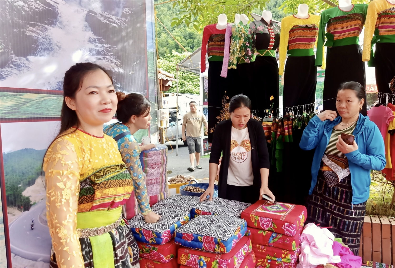 Khu gian hàng giới thiệu nghề truyền thống, văn hóa các dân tộc
