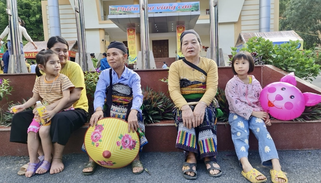 Phiên chợ cũng là dịp các em nhỏ được theo bà, theo mẹ đi chợ  để thưởng thức những món ăn đậm chất thôn quê