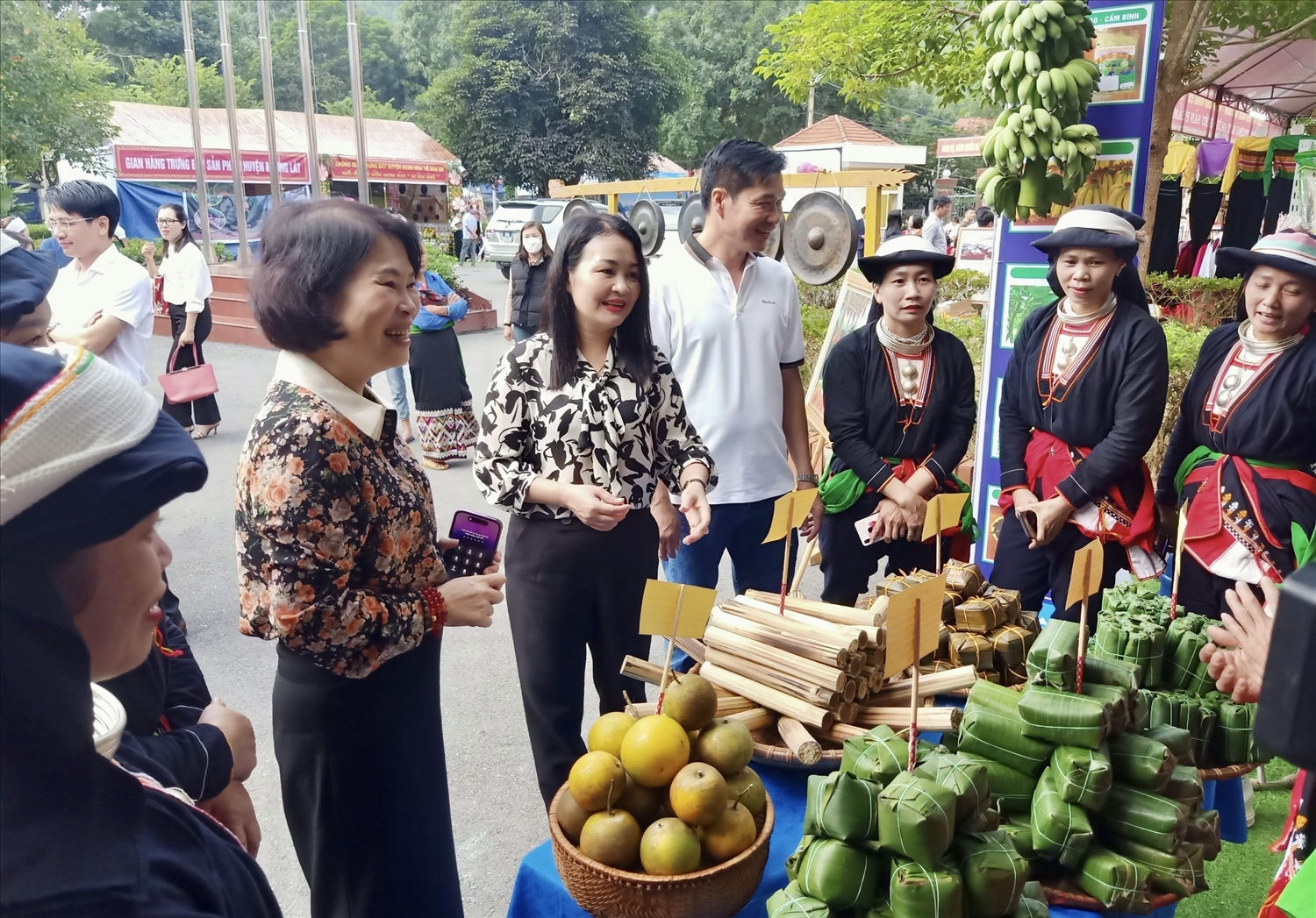 Đến với phiên chợ vùng cao, du khách không chỉ được mua sắm, mà còn được tìm hiểu về nét văn hóa truyền thống của đồng bào DTTS nơi đây