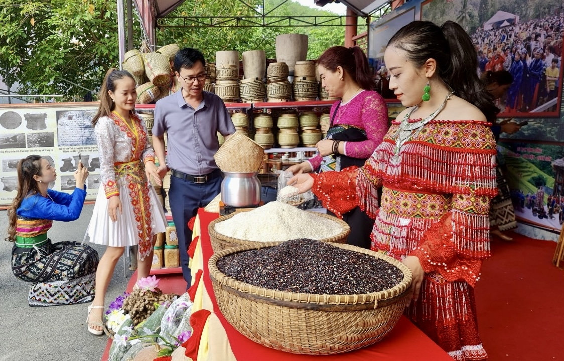 Tại phiên chợ vùng cao bạn sẽ được mua sắm đủ các loại hàng hóa, sản vật địa phương vùng núi xứ Thanh