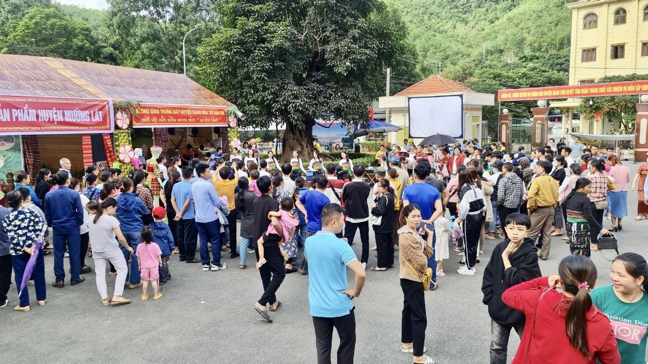 Đông đảo du khách đến với phiên chợ vùng cao
