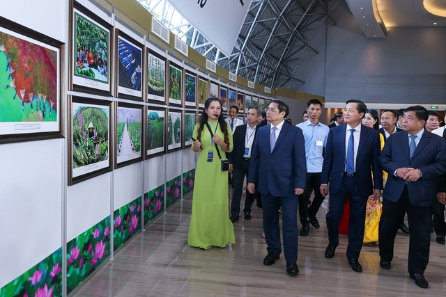 Thủ tướng cùng các đại biểu tham quan triển lãm ảnh về vùng Đông Nam Bộ - Ảnh: VGP/Nhật Bắc Thủ tướng cùng các đại biểu tham quan triển lãm ảnh về vùng Đông Nam Bộ - Ảnh: VGP/Nhật Bắc