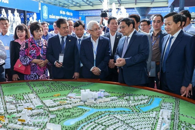 Thủ tướng xem không gian quy hoạch thành phố mới Bình Dương - Ảnh: VGP/Nhật Bắc Thủ tướng xem không gian quy hoạch thành phố mới Bình Dương - Ảnh: VGP/Nhật Bắc