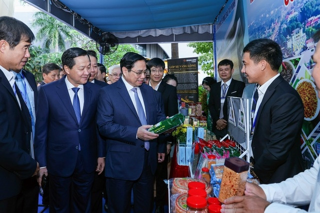 Thủ tướng cùng các đại biểu tại gian hàng giới thiệu sản phẩm có thế mạnh của vùng Đông Nam Bộ - Ảnh: VGP/Nhật Bắc Thủ tướng cùng các đại biểu tại gian hàng giới thiệu sản phẩm có thế mạnh của vùng Đông Nam Bộ - Ảnh: VGP/Nhật Bắc